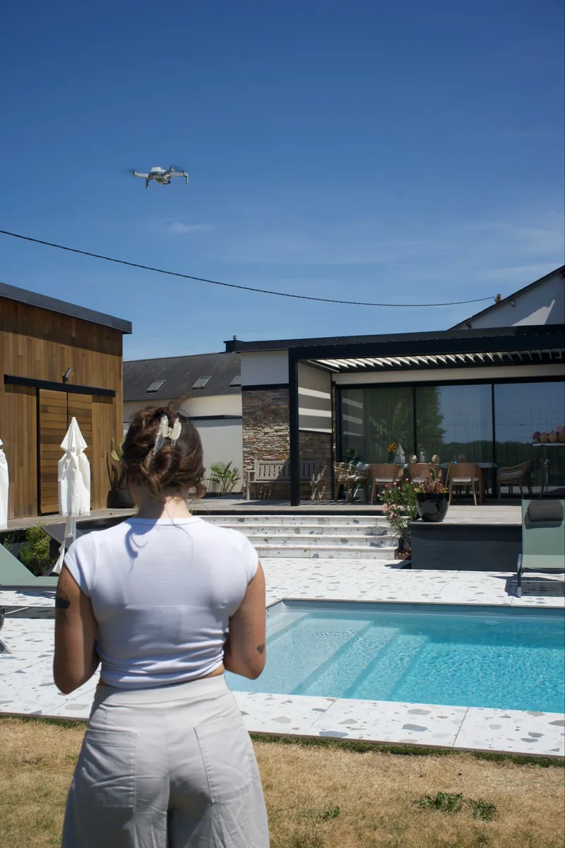 Captation par drone d'une maison avec piscine lors d'un tournage Bloo Moon Prod près de Rennes