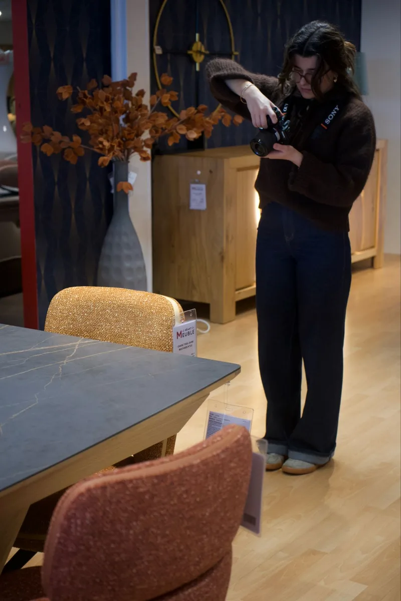 Mona Quintin en tournage vidéo dans un magasin avec un boîtier Sony